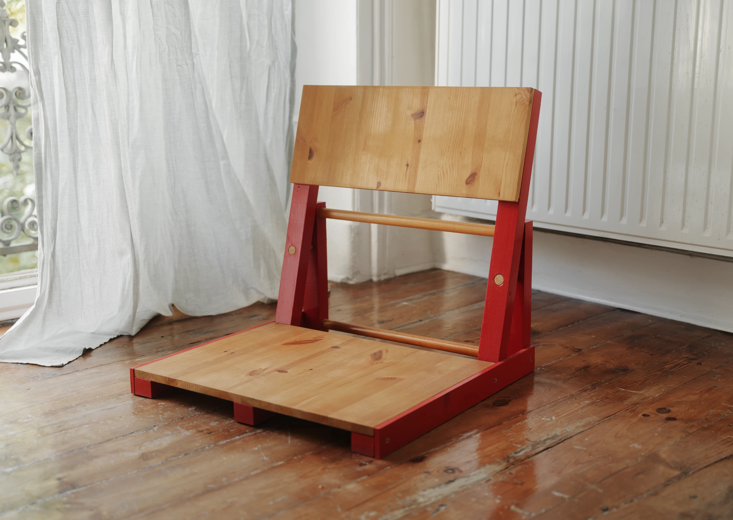 Chaise basse en bois récupéré