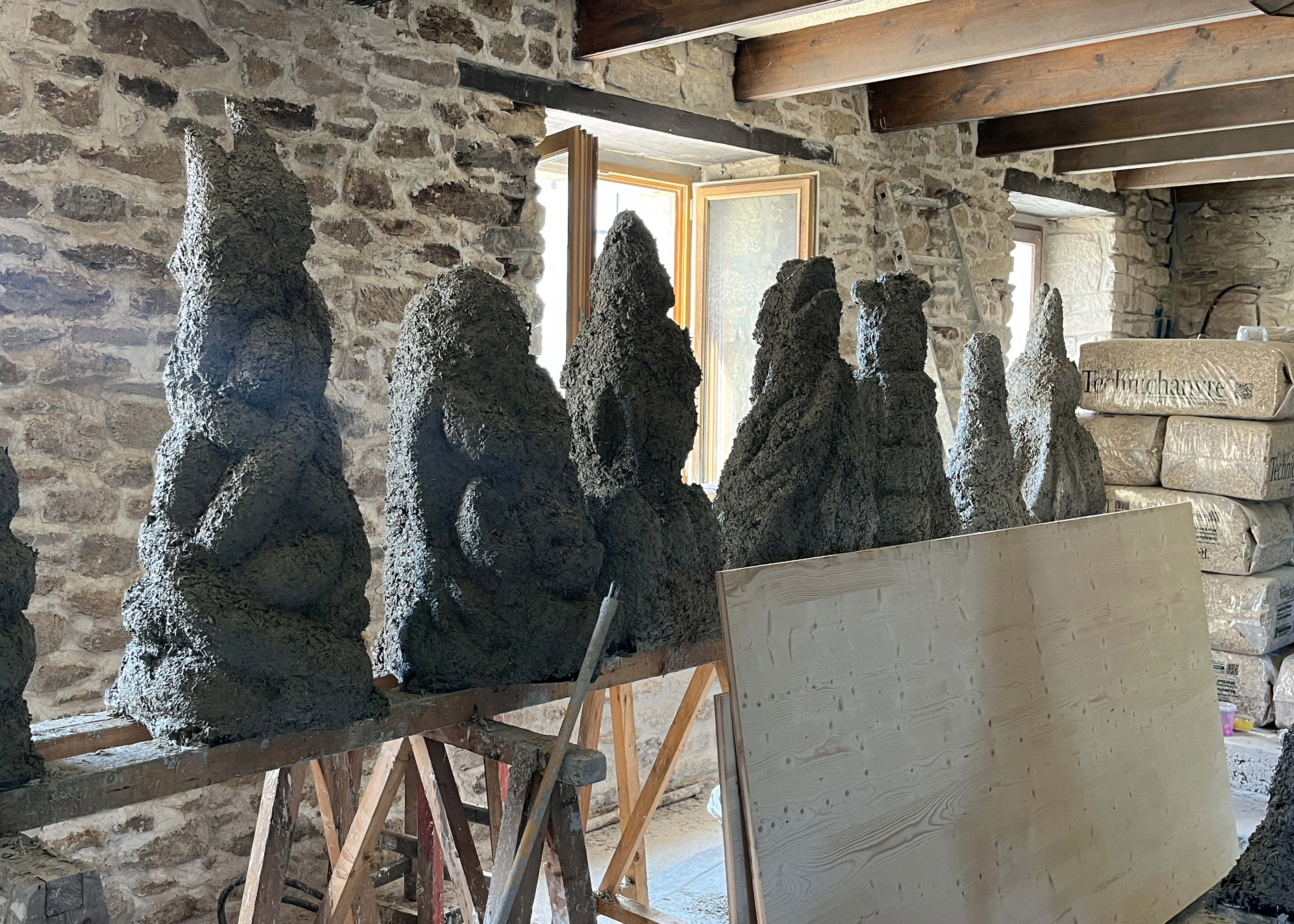 Vue d'ensemble des sculptures avant l'étape de finition